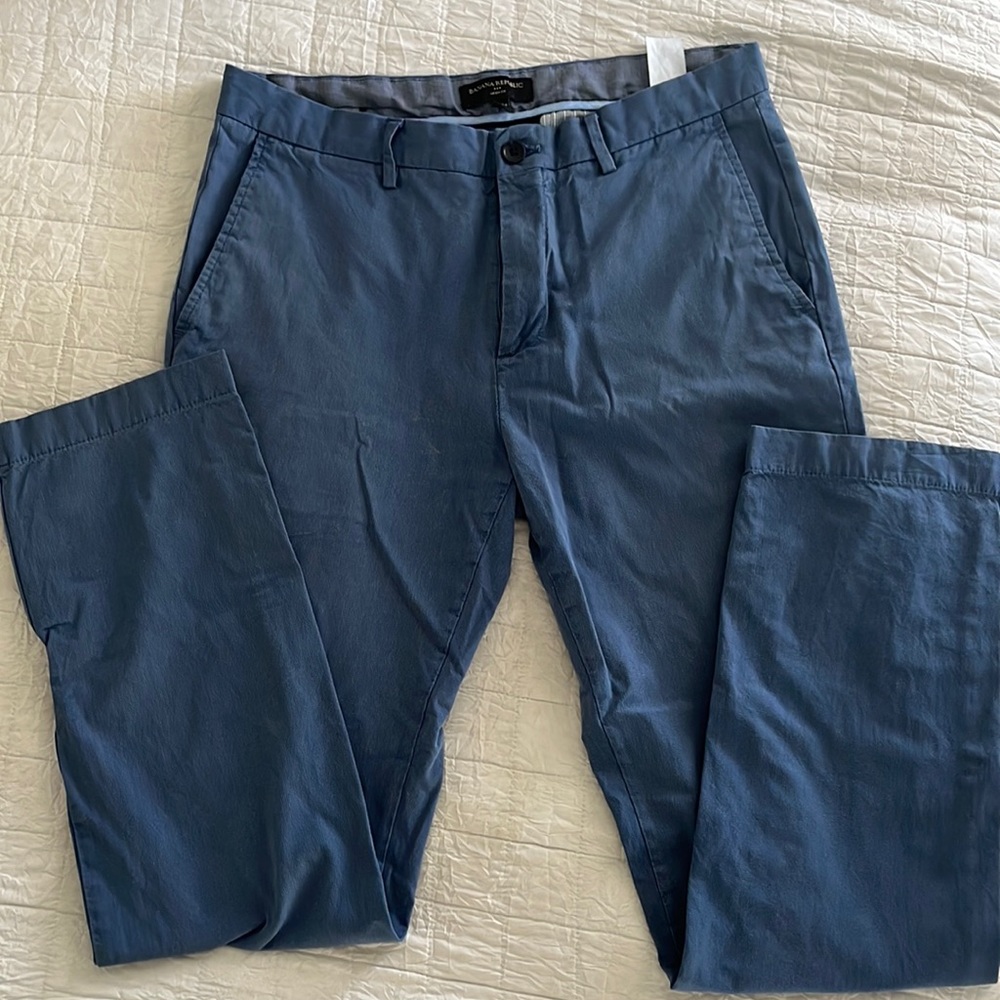 Banana republic • men’s Aiden fit flat front pants • size 33 x 34 • light blue
